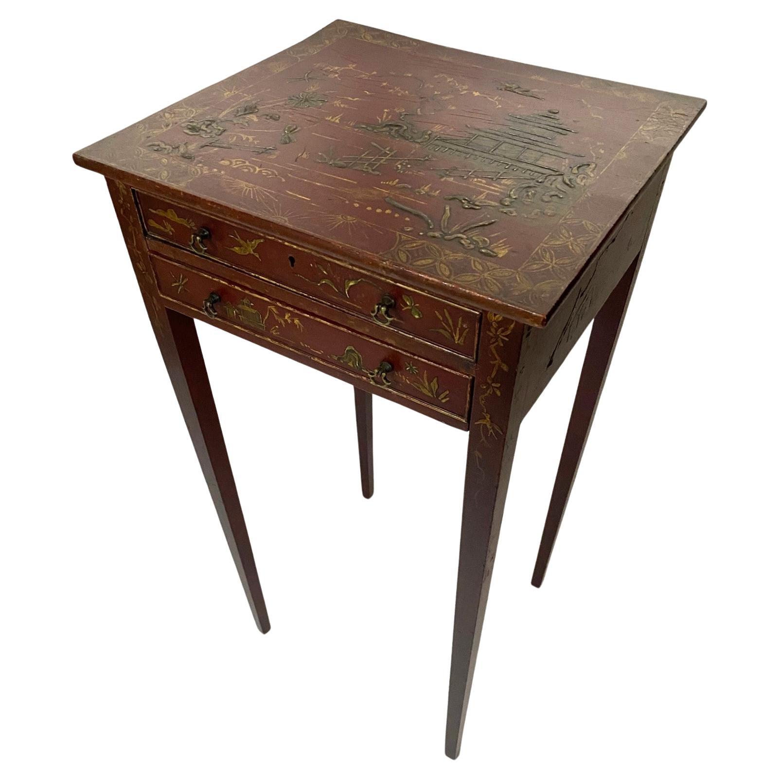 Petite table laquée rouge ancienne avec décoration de chinoiserie et deux tiroirs en vente
