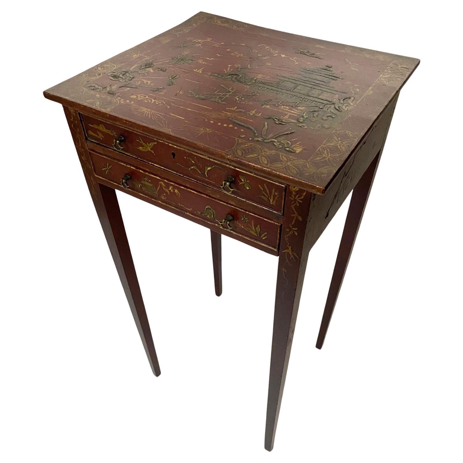 Petite table laquée rouge ancienne avec décoration de chinoiserie et deux tiroirs