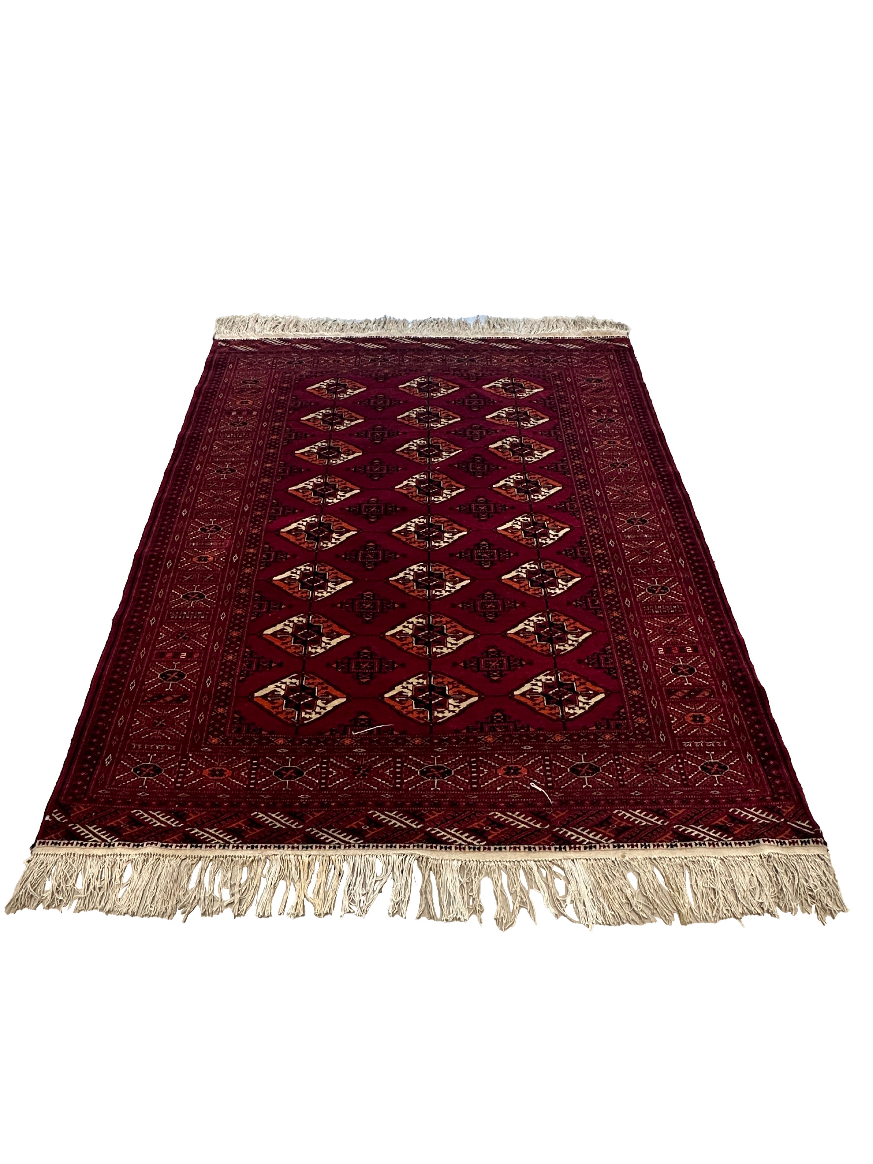Verleihen Sie Ihrem Zuhause einen Hauch von Eleganz und Wärme mit unserem persischen Akzentteppich in Rot, Orange und Tan mit den Maßen 4,6 x 5,7 Fuß. Dieser exquisite Teppich zeichnet sich durch eine harmonische Mischung aus sattem Rot, leuchtendem