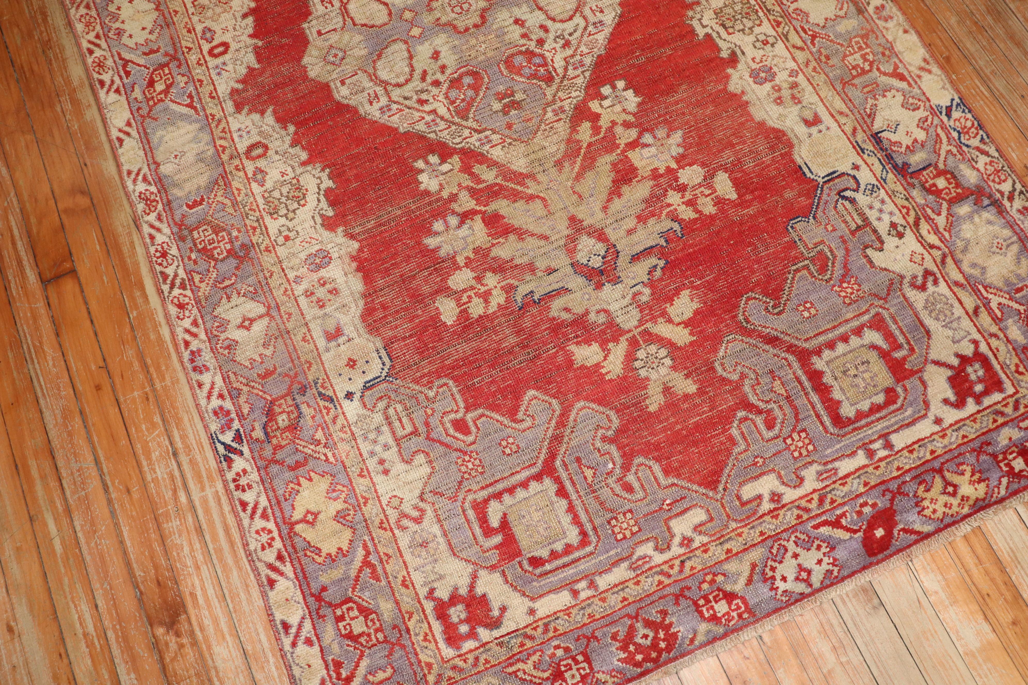 Rustique Ancien tapis de Turquie rouge Kula  en vente
