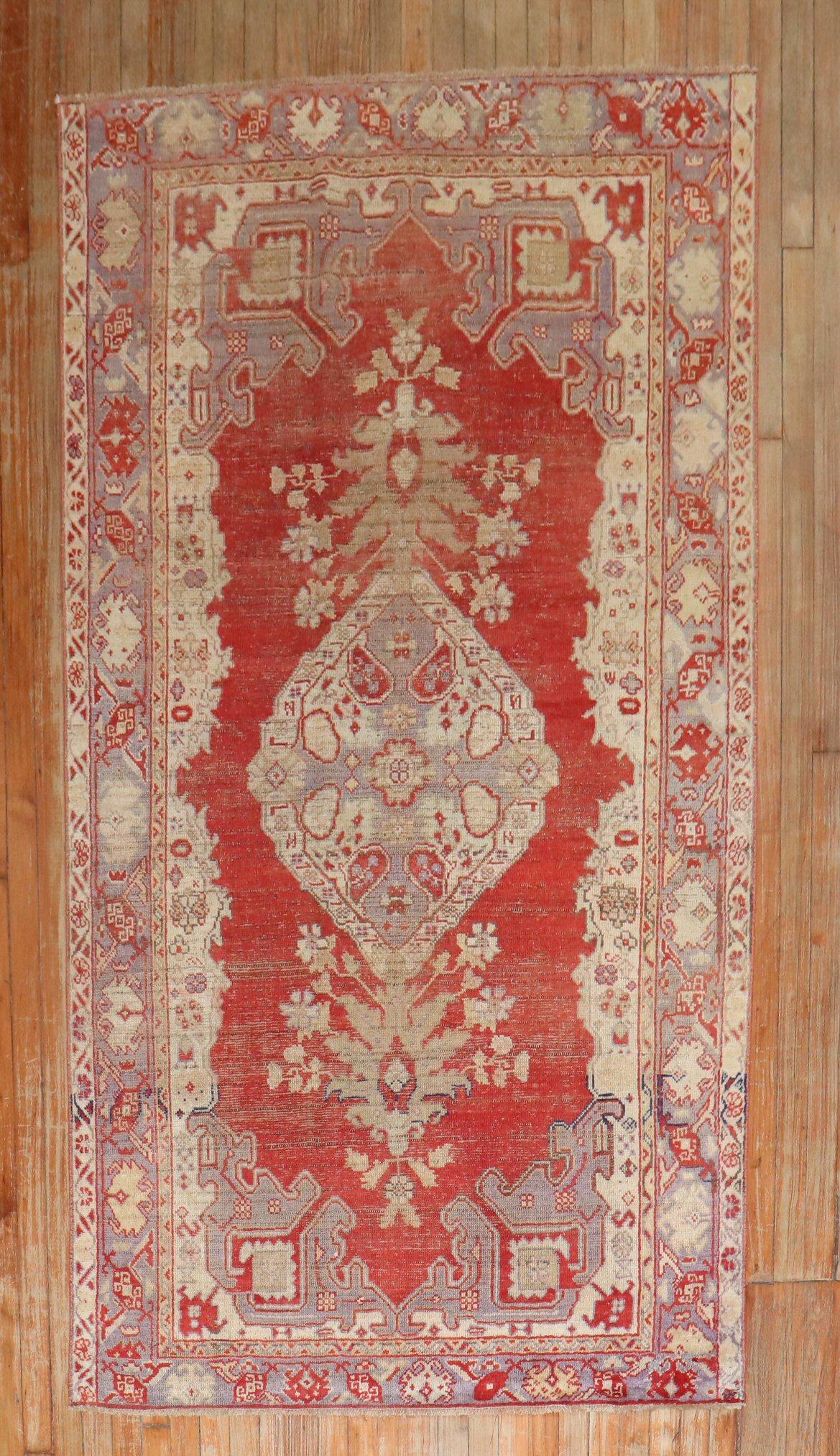 Ancien tapis de Turquie rouge Kula  Bon état - En vente à New York, NY