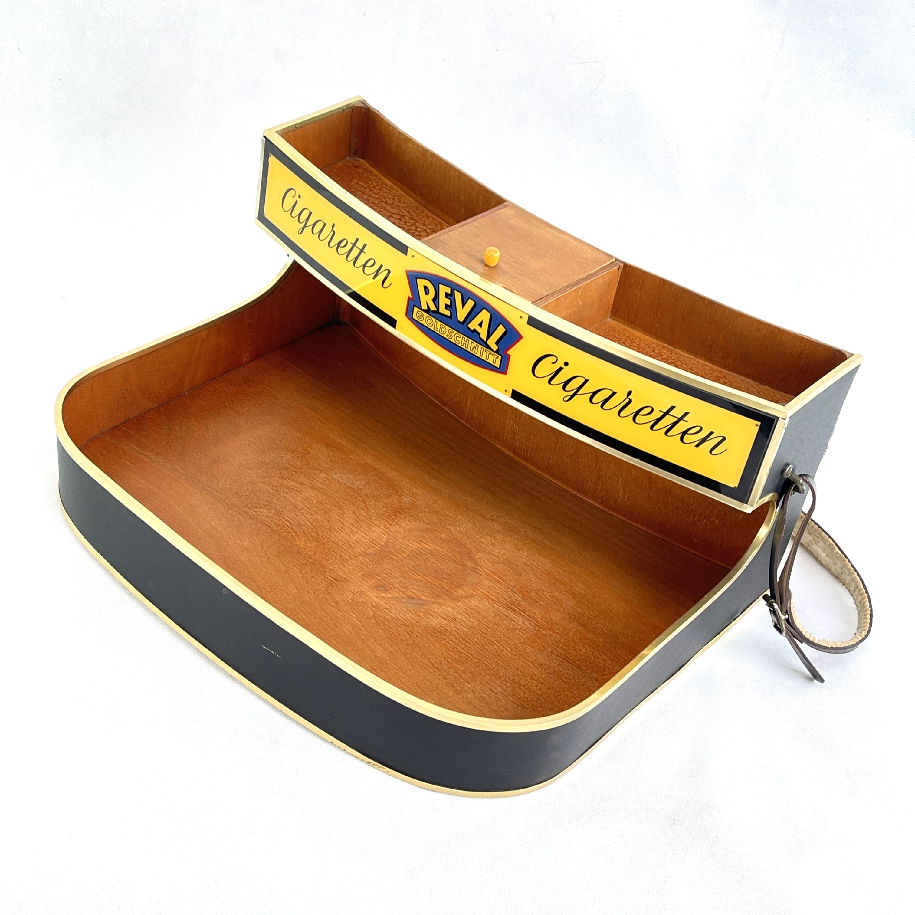 Old Reval Cigarettes Vendor's Tray - 1970s

The vintage vendor's tray from the renowned company REVAL is a real treasure for lovers of retro accessories and collectors of historical promotional items. This unique vendor's tray takes you on a