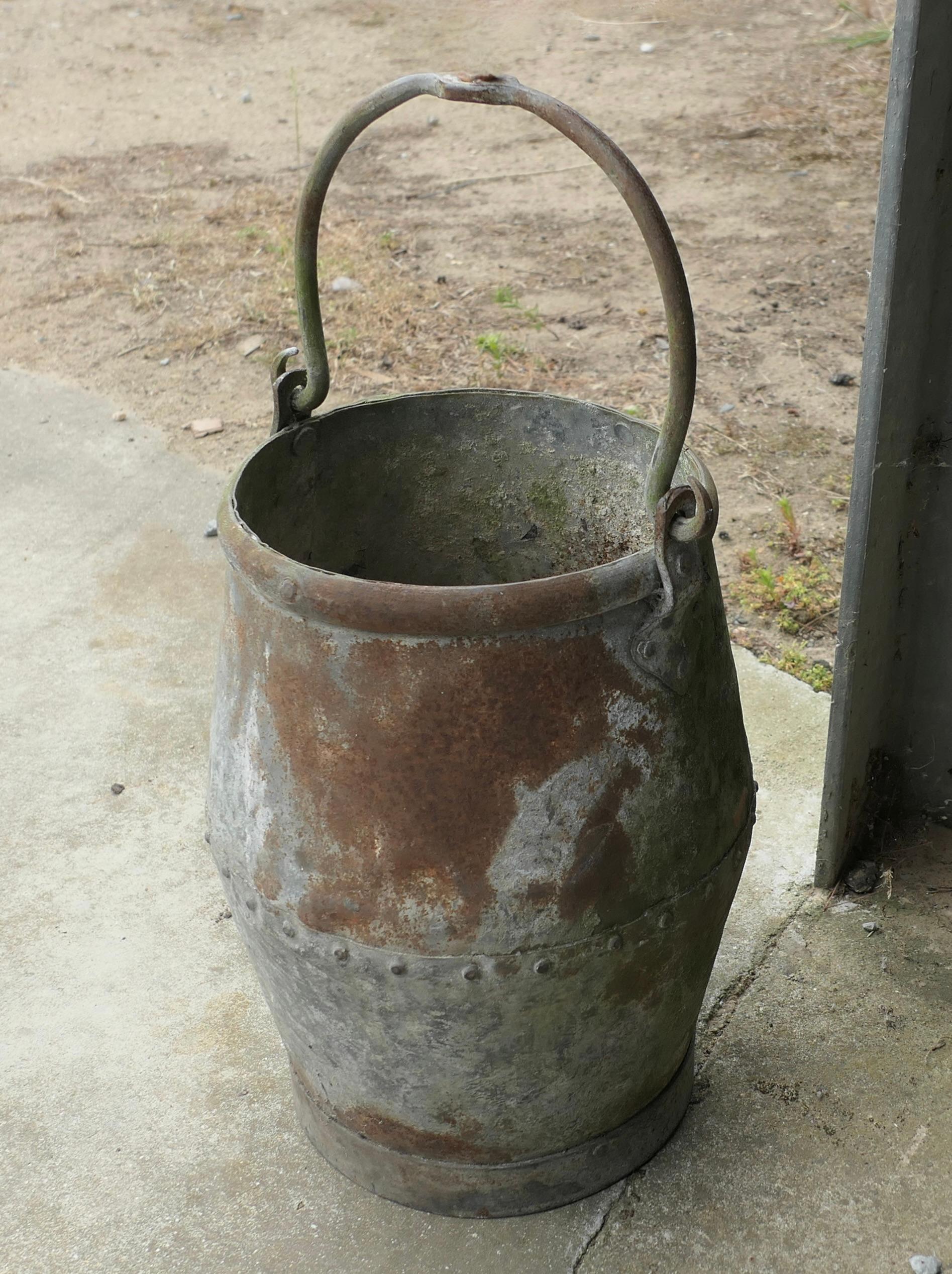 Country Ancien seau de puits riveté   Il s'agit d'un rare seau de forme traditionnelle. en vente