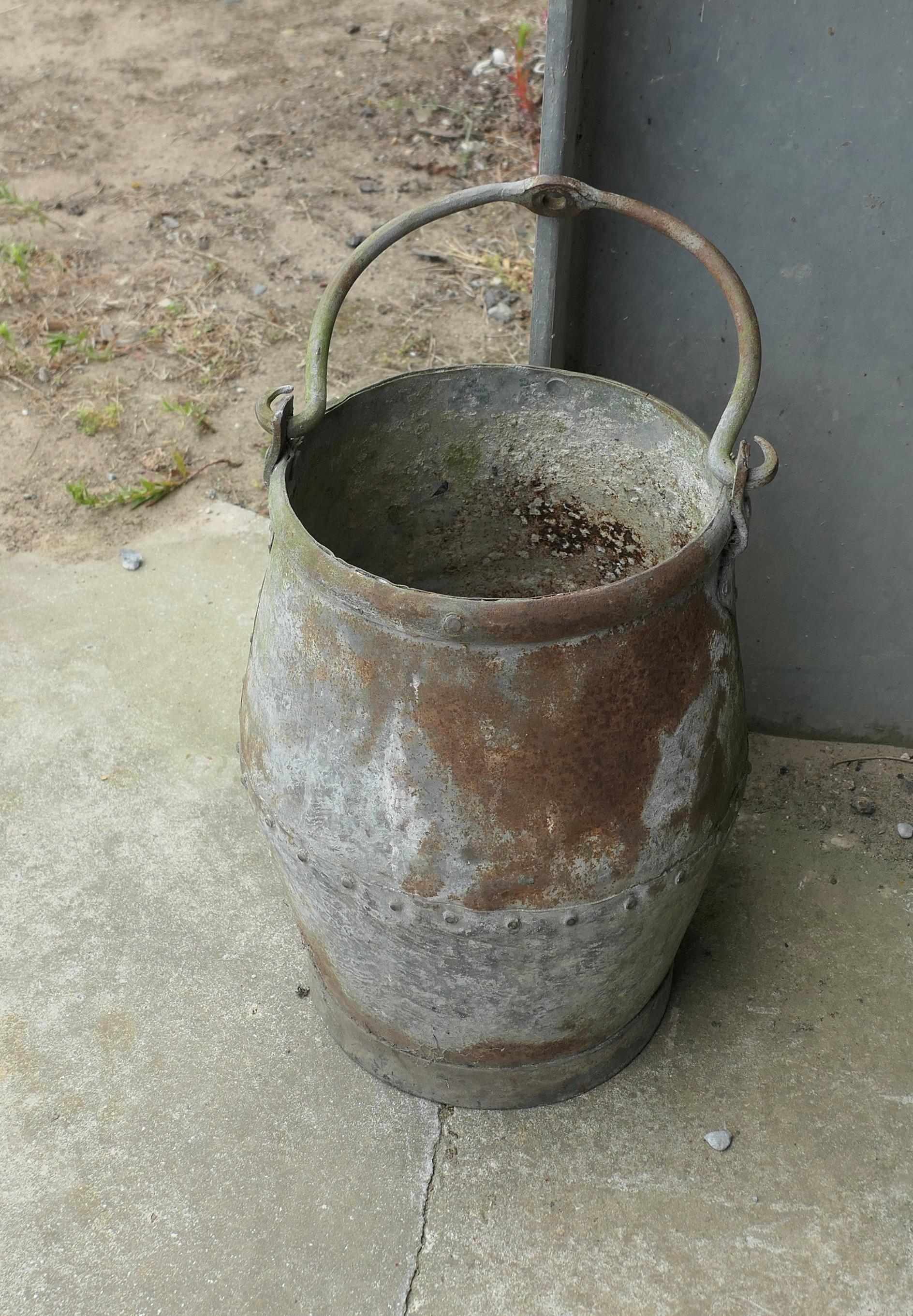 Ancien seau de puits riveté   Il s'agit d'un rare seau de forme traditionnelle. Bon état - En vente à Godshill, Isle of Wight