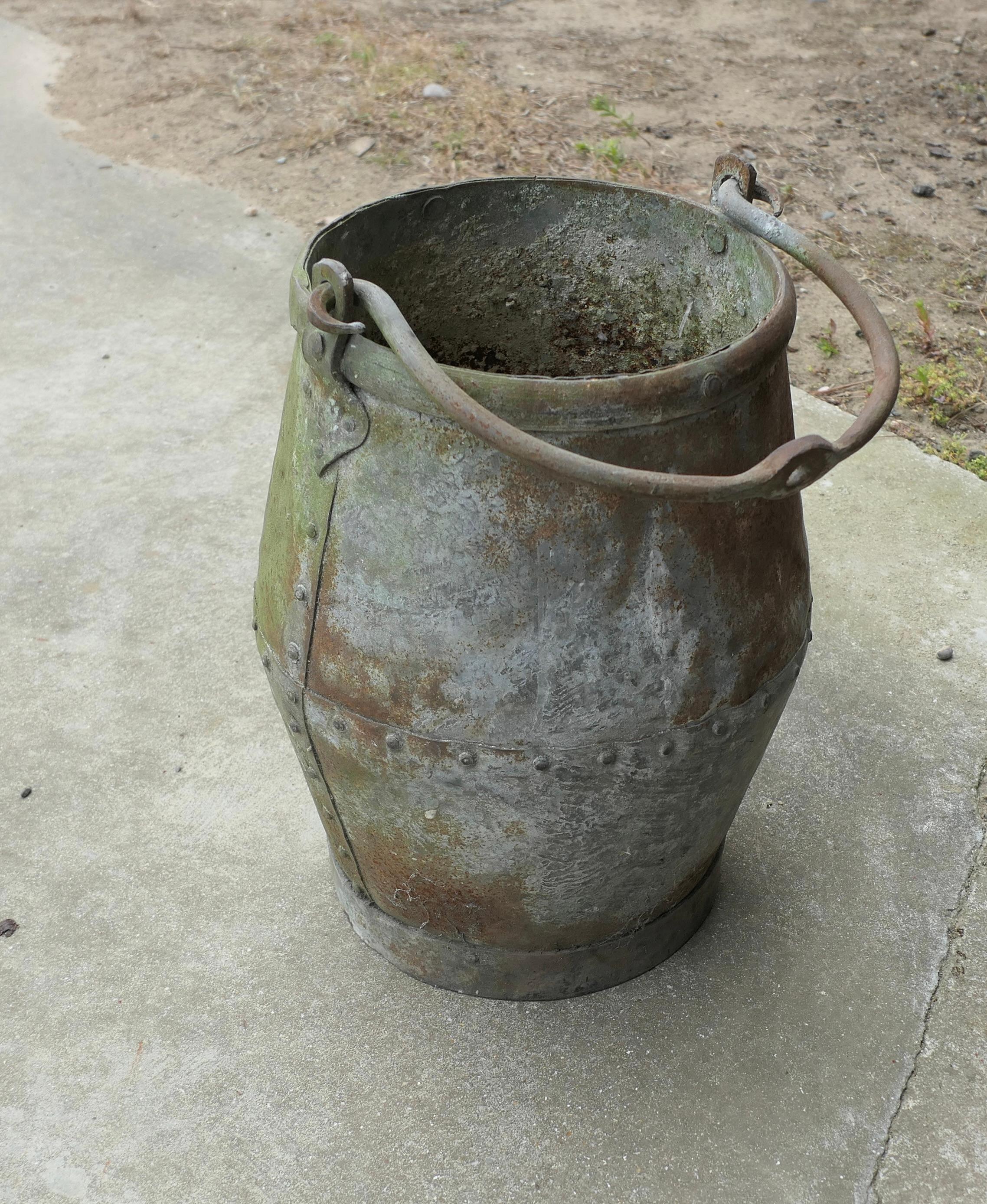 XIXe siècle Ancien seau de puits riveté   Il s'agit d'un rare seau de forme traditionnelle. en vente