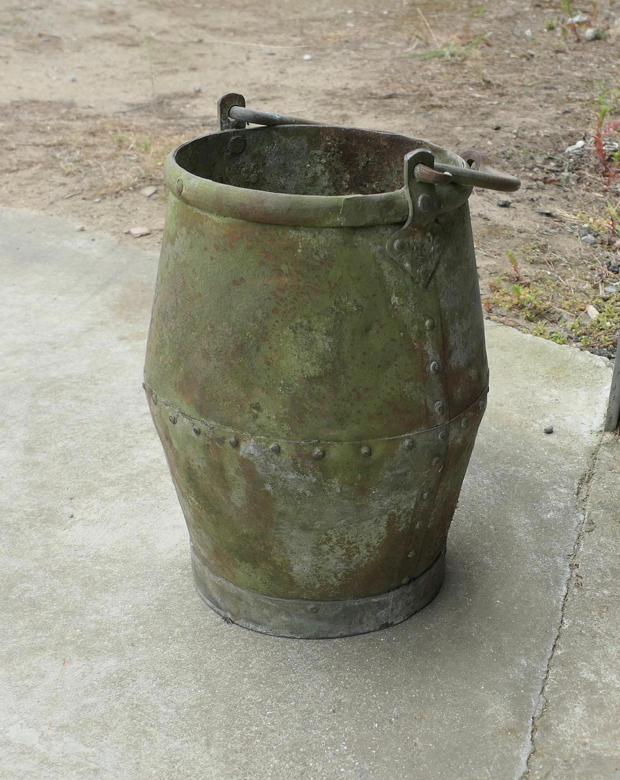 Métal Ancien seau de puits riveté   Il s'agit d'un rare seau de forme traditionnelle. en vente