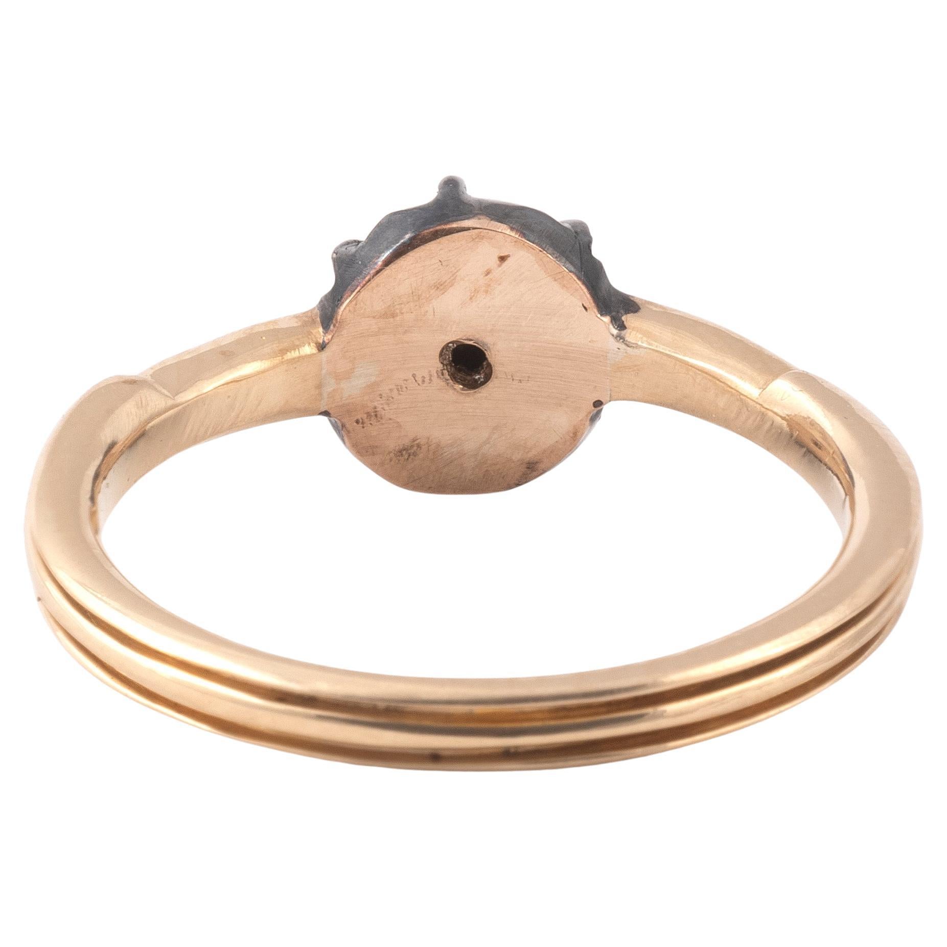 Centré sur un diamant flamand de taille ancienne rose d'environ 0,50ct, monté en argent et or, contemporain.
Taille 7
Poids : 4,5gr.

