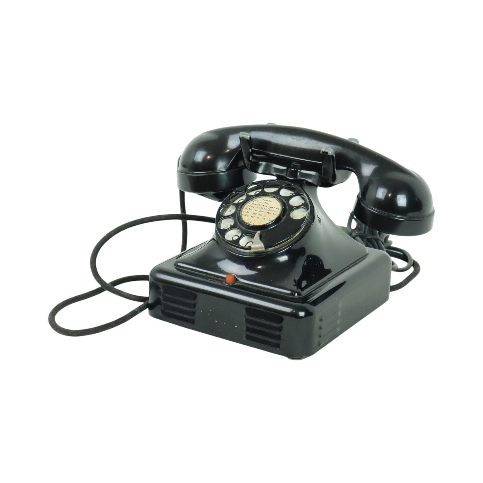 Cool vintage rotary telephone by Bell Telephone Company, Belgium, dated inside 1942.

This beautiful and elegant model has a bakelite horn and a black metal housing.

You know, these devices originally had cords with a cotton outer sheath. These