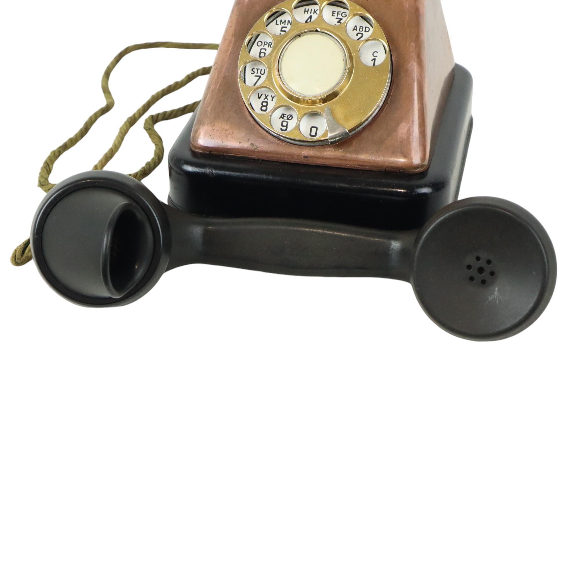 Metà XX secolo Vecchio telefono rotante in rame rosso bachelite KTAS anni '30 in vendita
