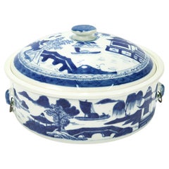 Soupière/vegetable ronde couverte en porcelaine d'exportation chinoise de Canton bleue et blanche