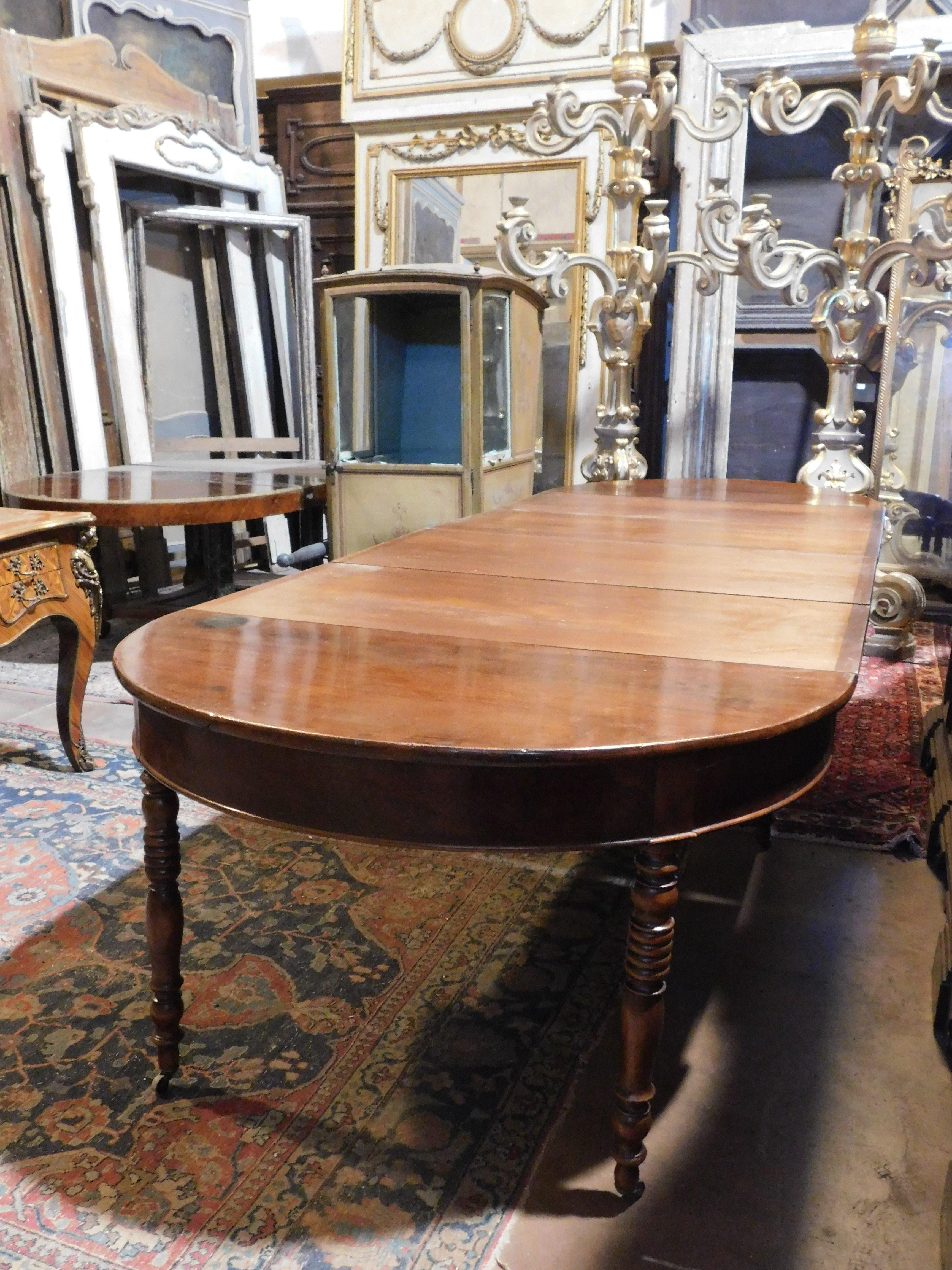 Old Round table in poplar and walnut wood, extendable up to 6 meters, Italy In Good Condition For Sale In Cuneo, Italy (CN)