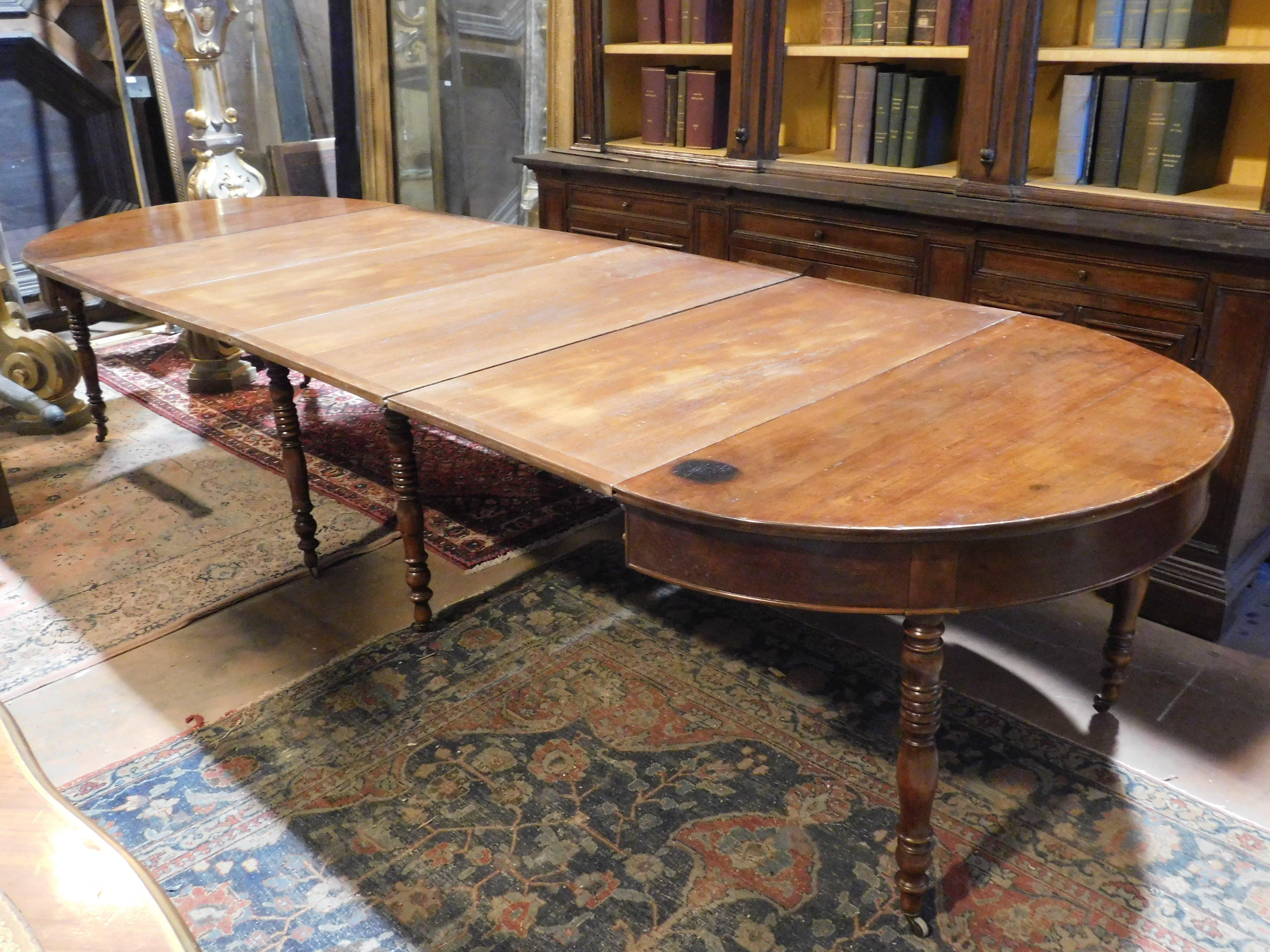 Peuplier Ancienne table ronde en bois de peuplier et de noyer, extensible jusqu'à 6 mètres, Italie en vente
