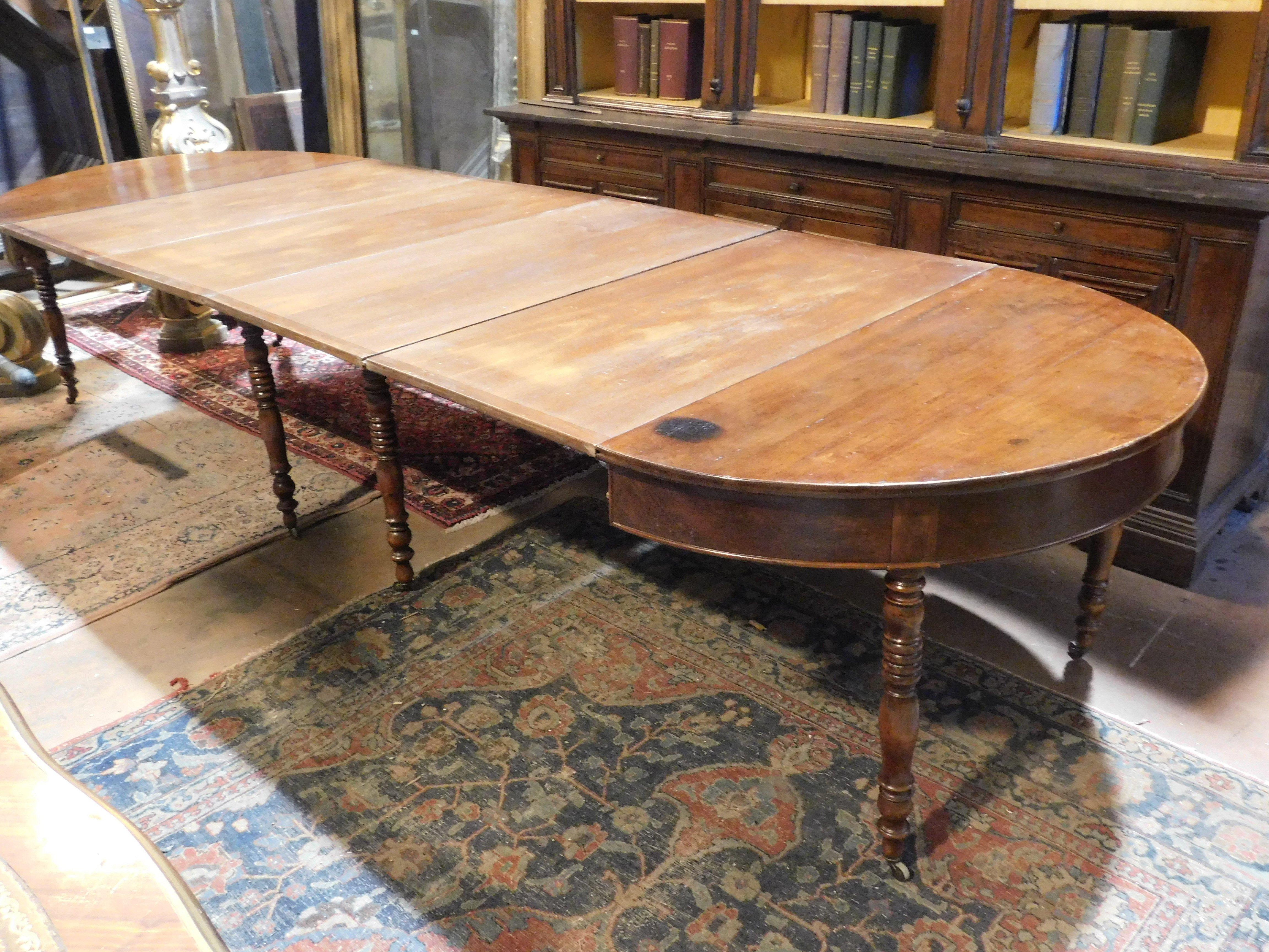 Old Round table in poplar and walnut wood, extendable up to 6 meters, Italy For Sale 1