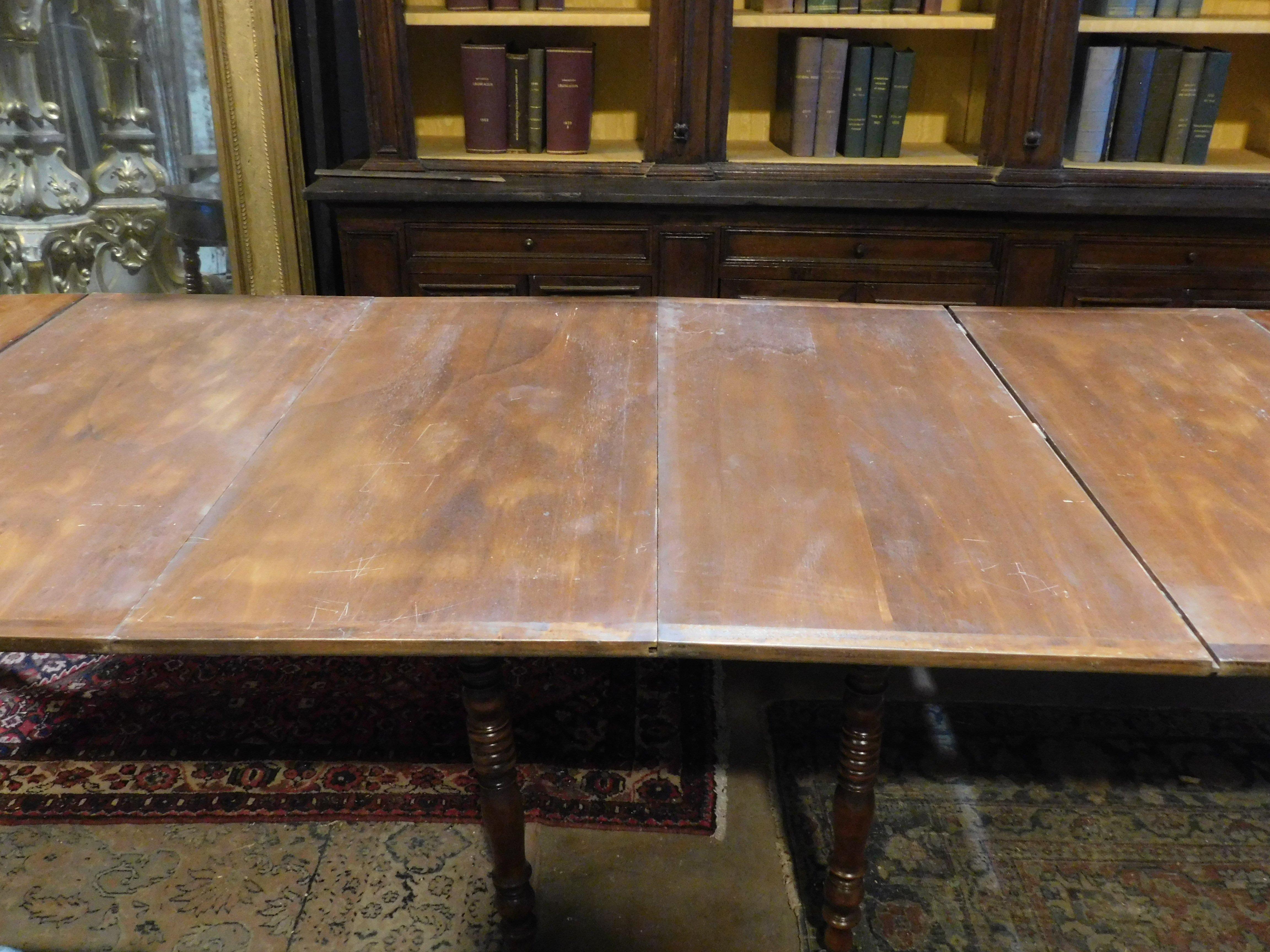 Old Round table in poplar and walnut wood, extendable up to 6 meters, Italy For Sale 2