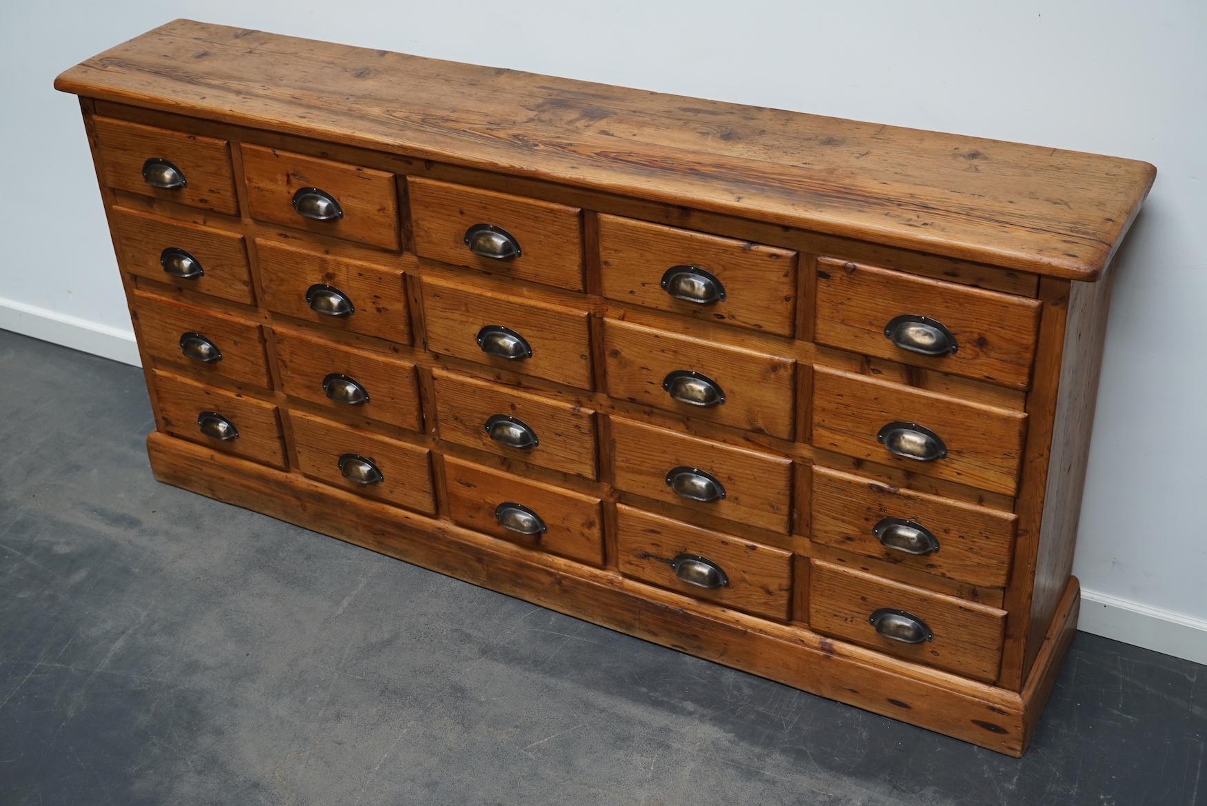 Französischer antiker, rustikaler Apothekerschrank aus Kiefernholz, frühes 20. Jahrhundert (Mitte des 20. Jahrhunderts)