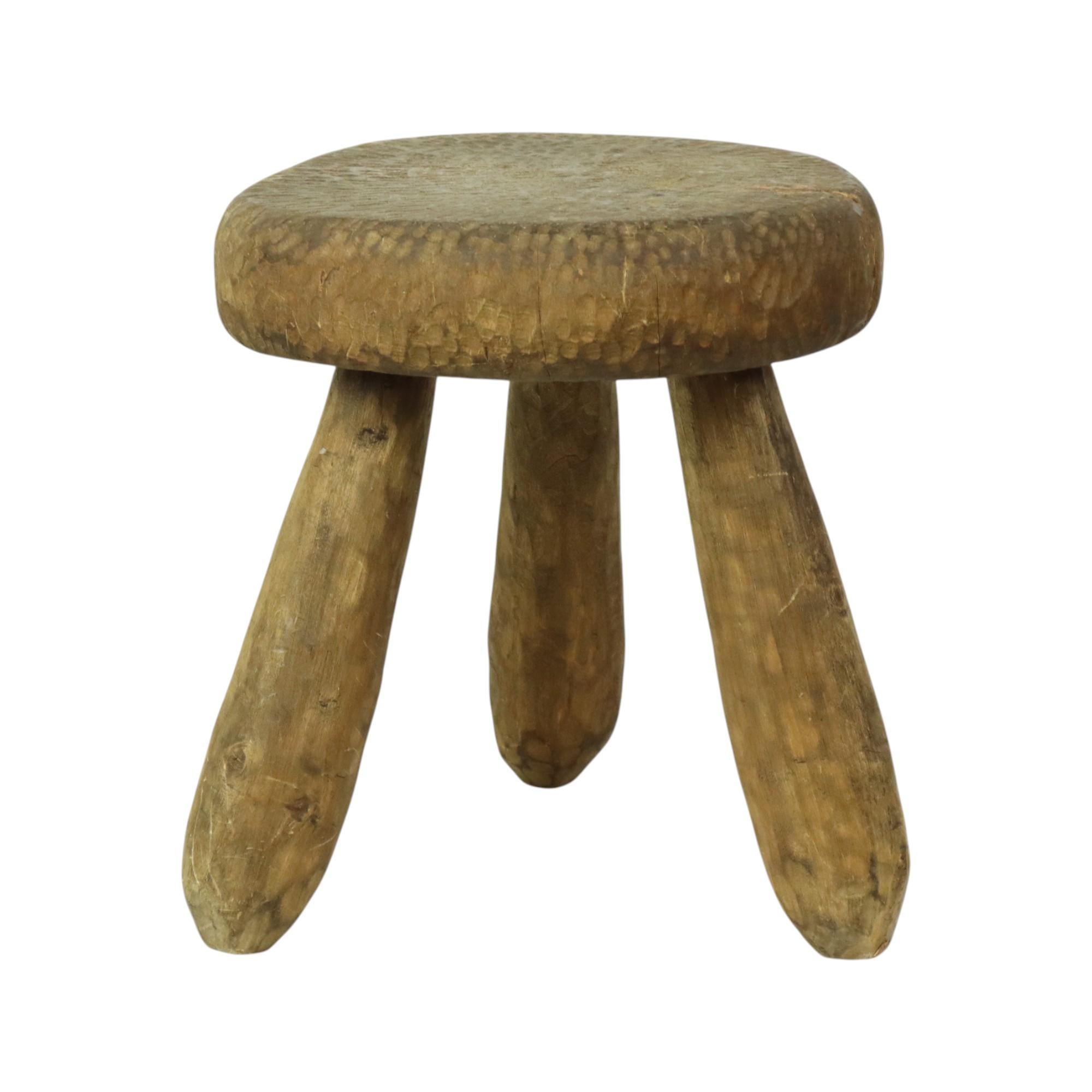 Ancien Tabouret Rustique Tripode Tabouret de Lait Style Brutalisme en vente 4