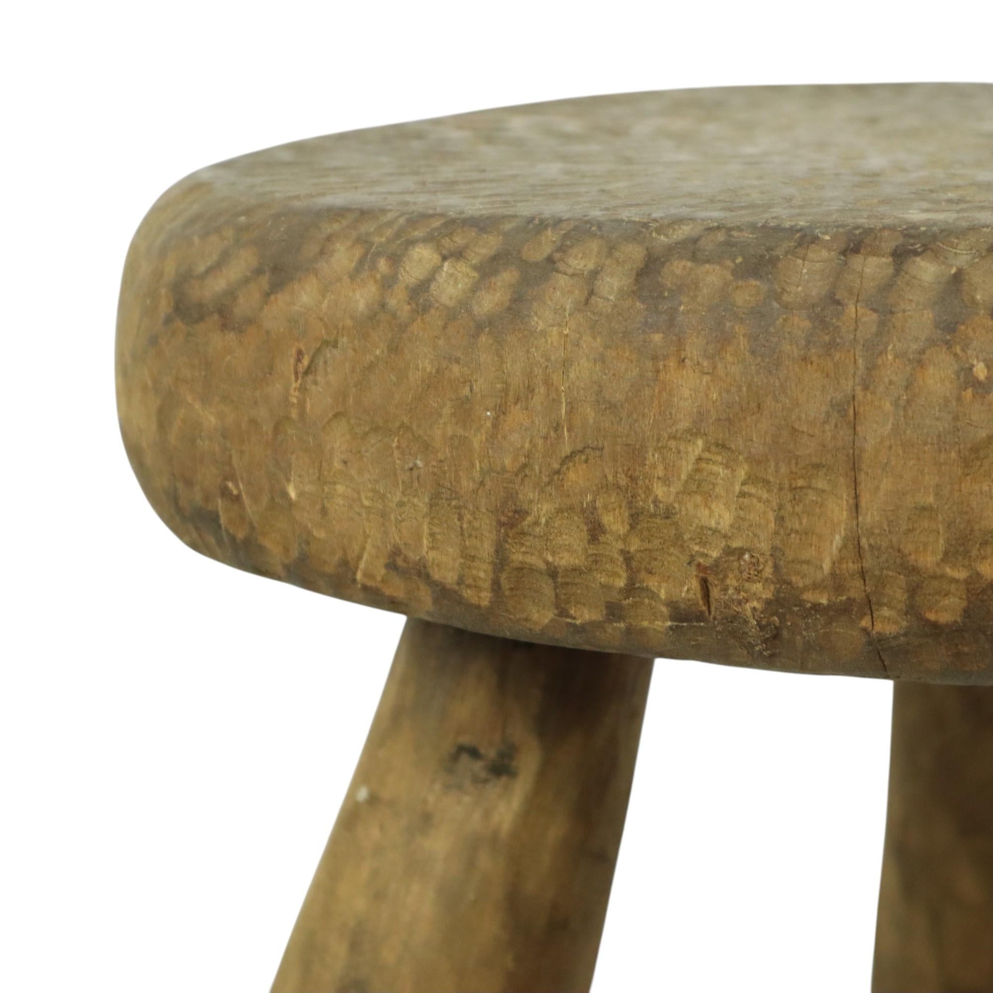Ancien Tabouret Rustique Tripode Tabouret de Lait Style Brutalisme en vente 7