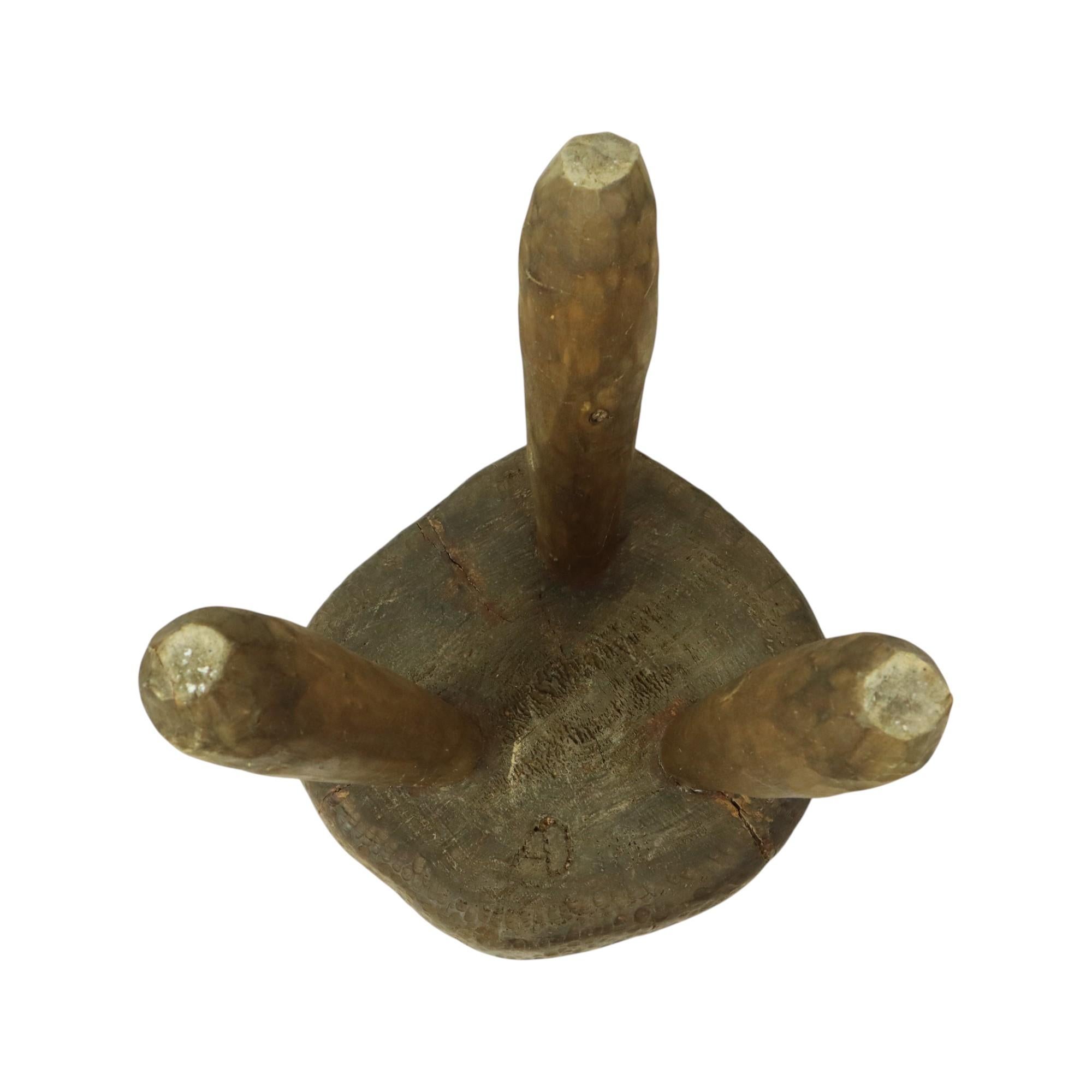 Ancien Tabouret Rustique Tripode Tabouret de Lait Style Brutalisme en vente 9