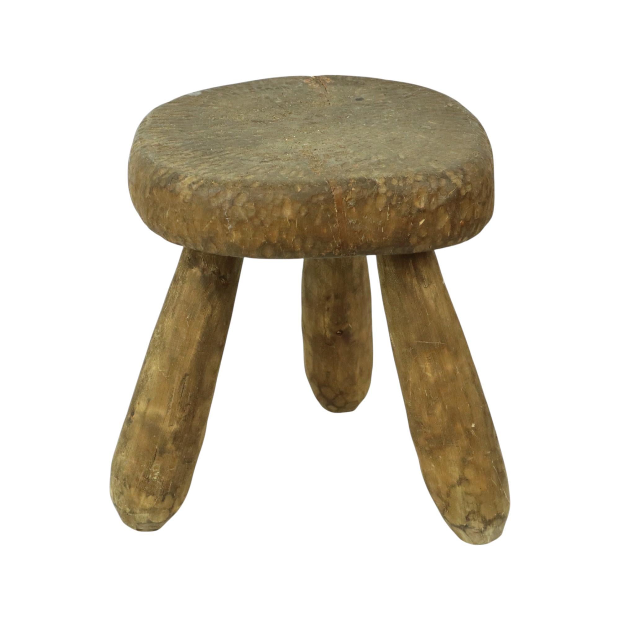 Magnifique tabouret rustique ancien de style brutaliste, fabriqué à la main en bois massif. Les trois pieds sont fixés à l'aide de tenons et de mortaises. Il s'agit d'une pièce de caractère de la première moitié du XXe siècle. Une belle pièce à