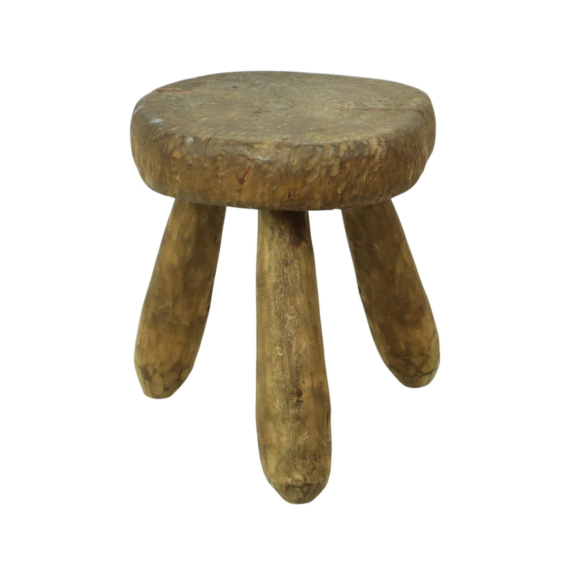 Début du 20ème siècle Ancien Tabouret Rustique Tripode Tabouret de Lait Style Brutalisme en vente