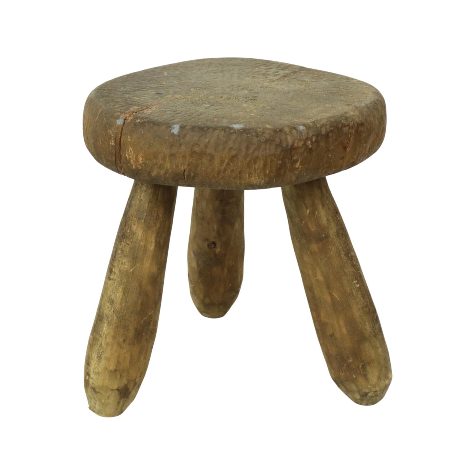 Bois Ancien Tabouret Rustique Tripode Tabouret de Lait Style Brutalisme en vente