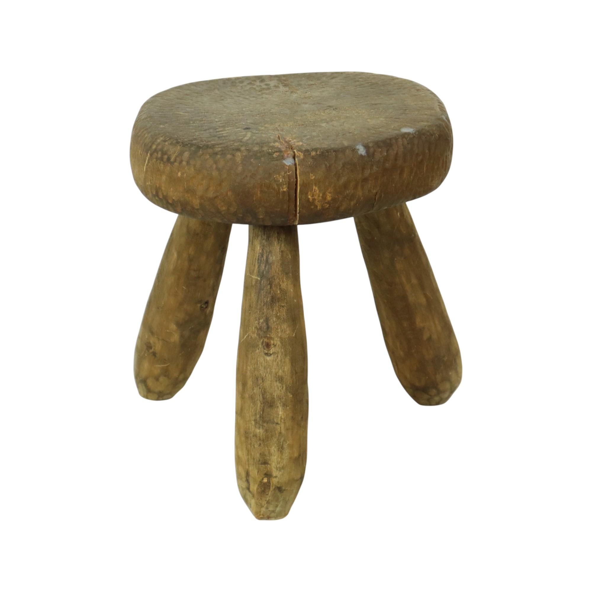 Ancien Tabouret Rustique Tripode Tabouret de Lait Style Brutalisme en vente 2