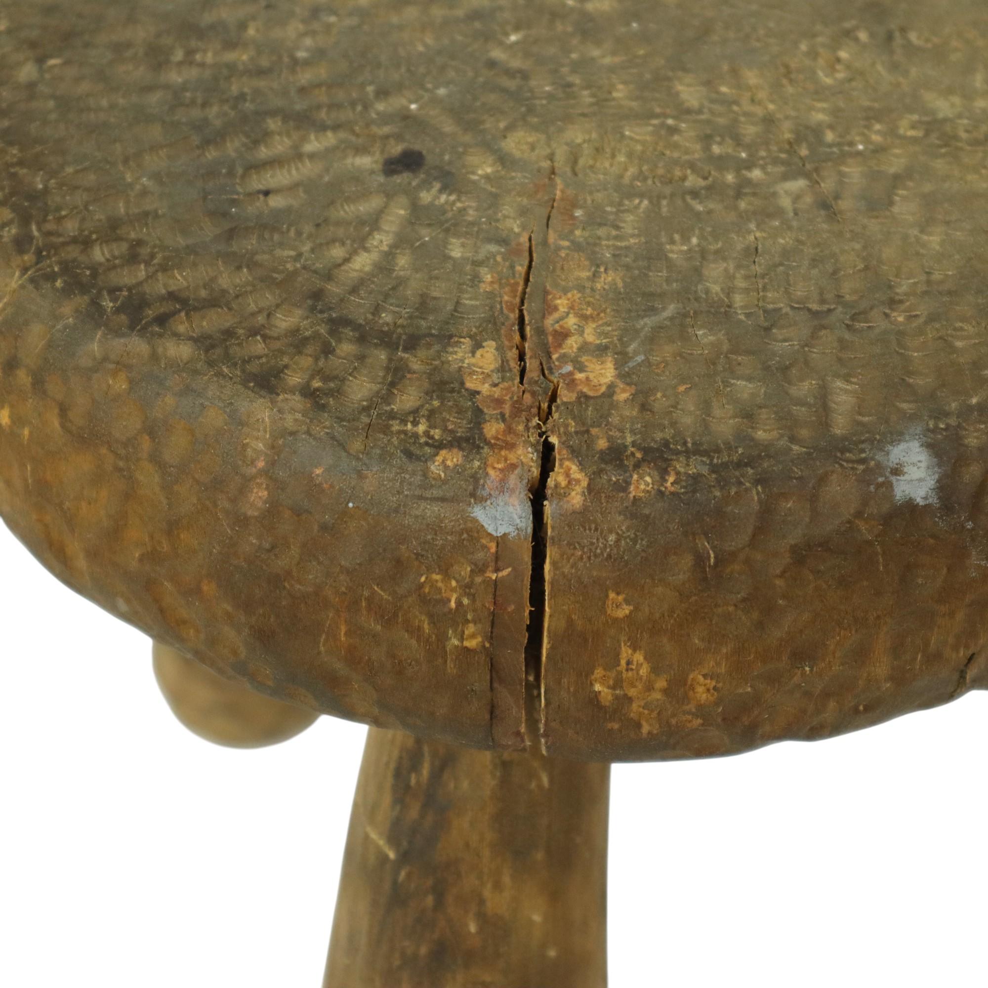Ancien Tabouret Rustique Tripode Tabouret de Lait Style Brutalisme en vente 3