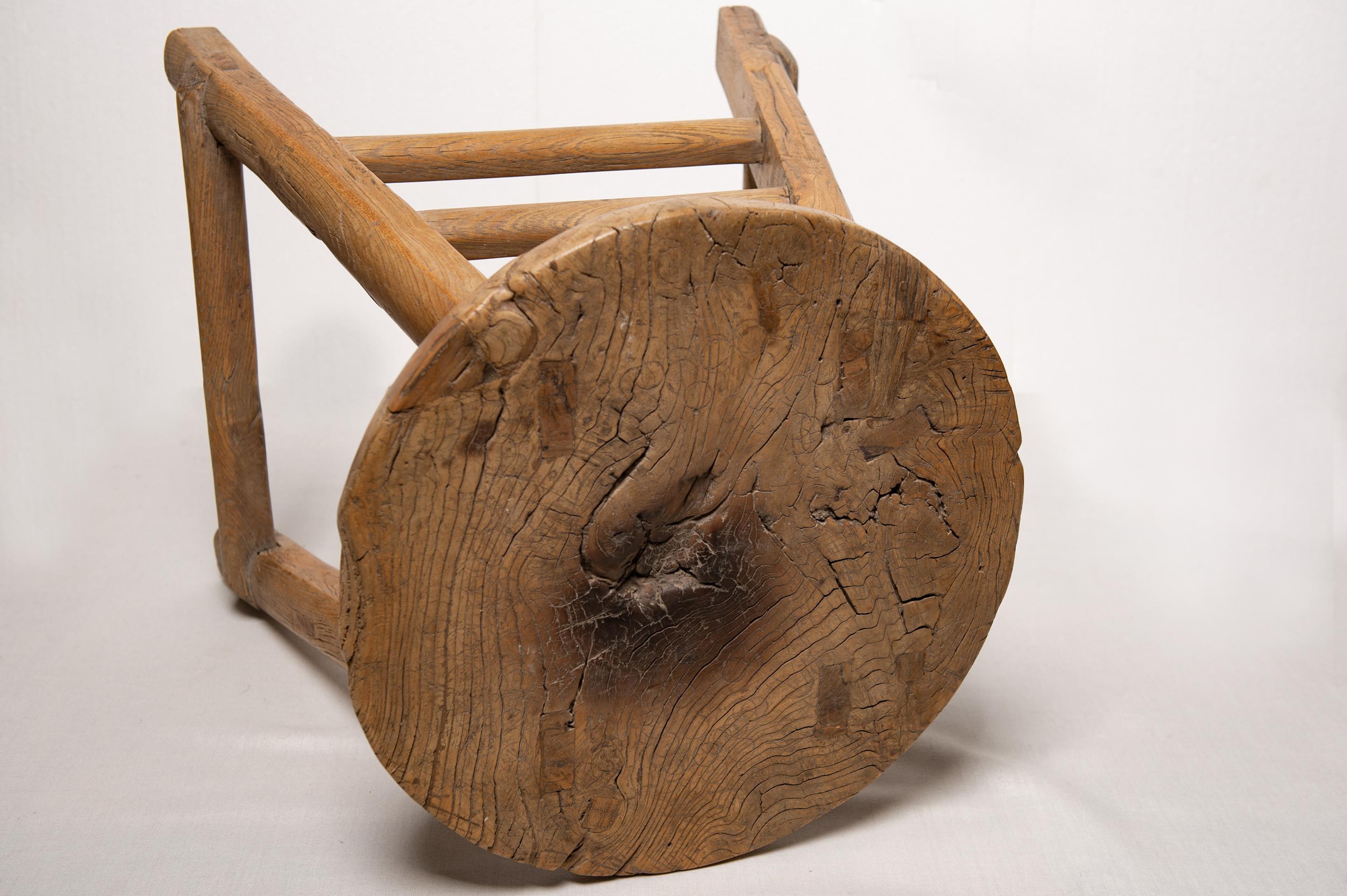 Fatto a mano Sgabello rustico in legno in condizioni Wabi-Sabi in vendita