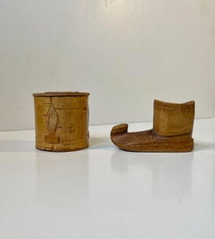 Antico barattolo di corteccia di betulla intagliato da Sámi e stivale di legno