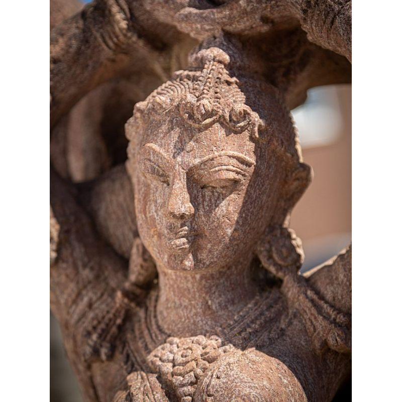 Apsara-Damenstatue aus altem Sandstein aus Indien im Angebot 4