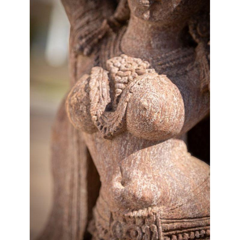 Apsara-Damenstatue aus altem Sandstein aus Indien im Angebot 5
