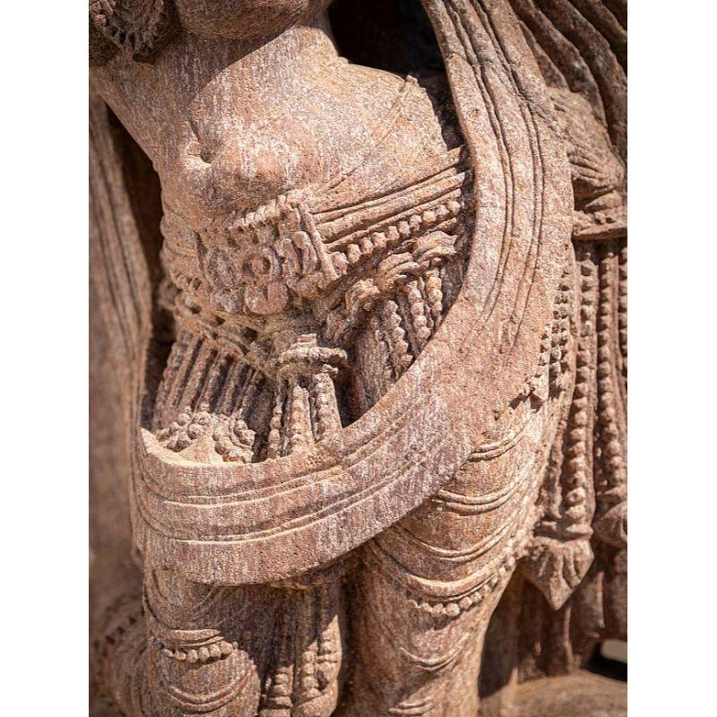Apsara-Damenstatue aus altem Sandstein aus Indien im Angebot 6