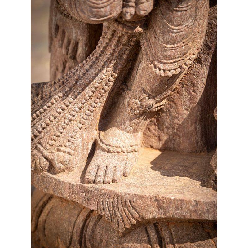 Apsara-Damenstatue aus altem Sandstein aus Indien im Angebot 7