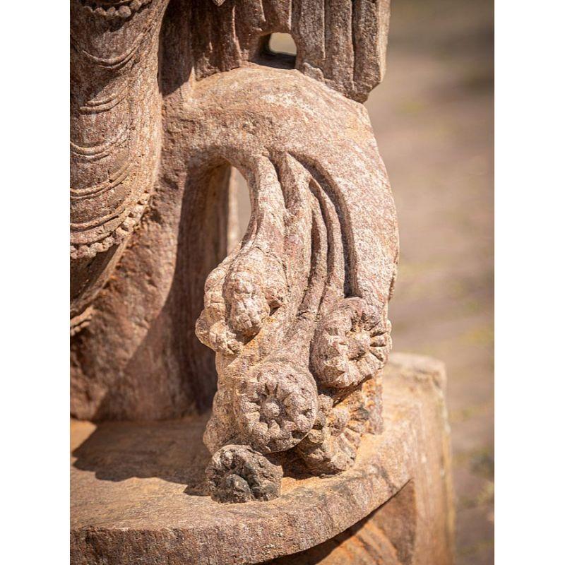 Apsara-Damenstatue aus altem Sandstein aus Indien im Angebot 8
