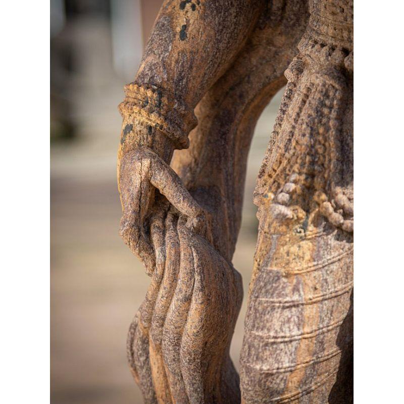 Ancienne statue de dame Apsara en grès de l'Inde en vente 6