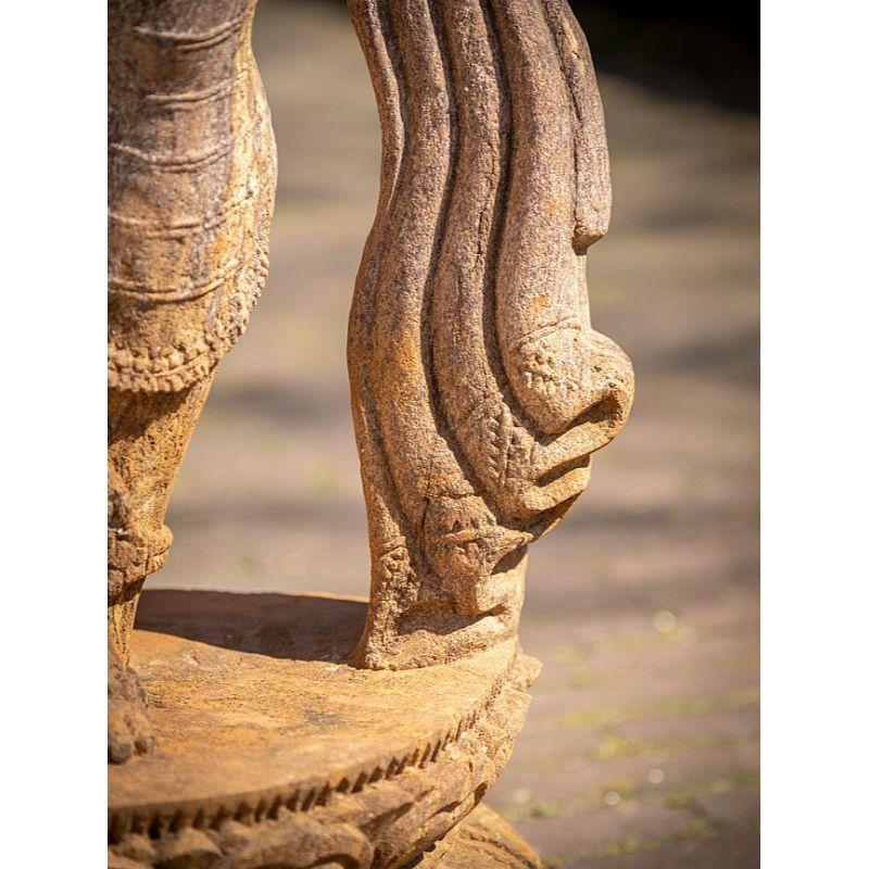 Ancienne statue de dame Apsara en grès de l'Inde en vente 7