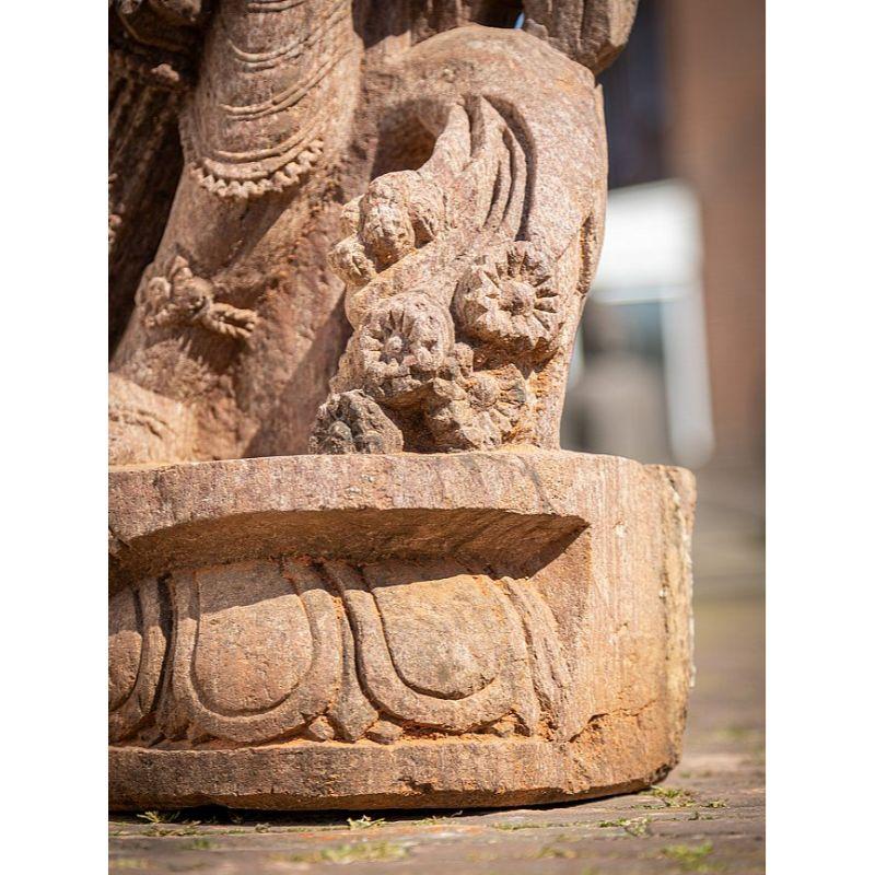 Apsara-Damenstatue aus altem Sandstein aus Indien im Angebot 10