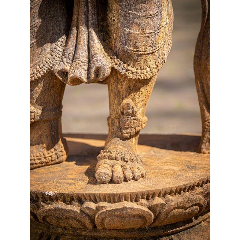 Alte Apsara-Damenstatue aus altem Sandstein aus Indien im Angebot 10