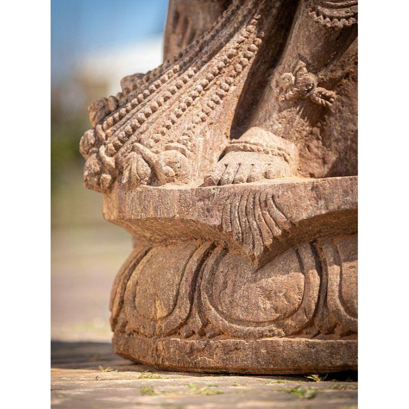 Apsara-Damenstatue aus altem Sandstein aus Indien im Angebot 11