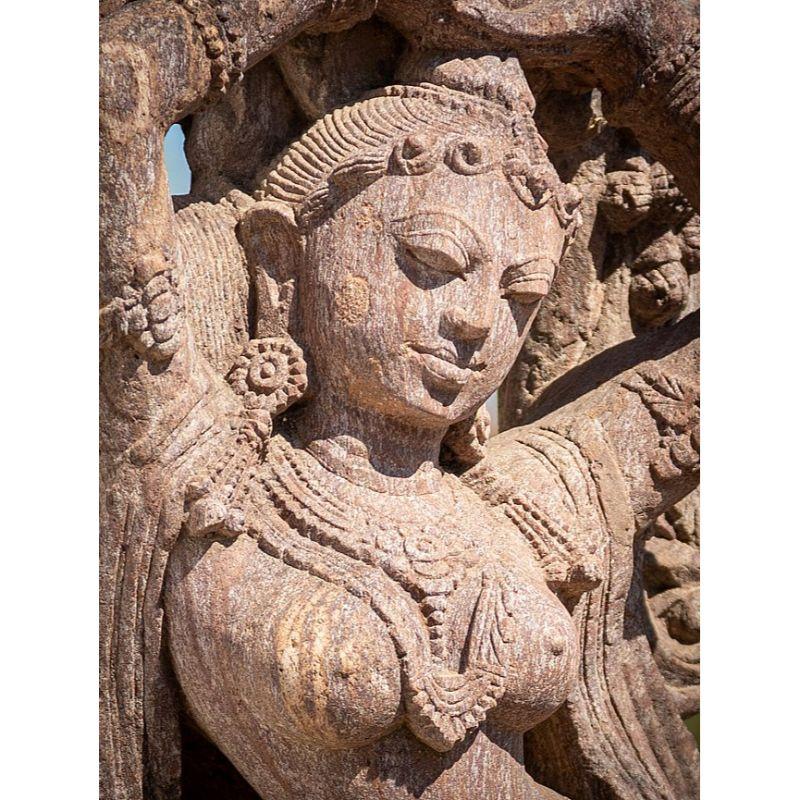 Apsara-Damenstatue aus altem Sandstein aus Indien im Angebot 14