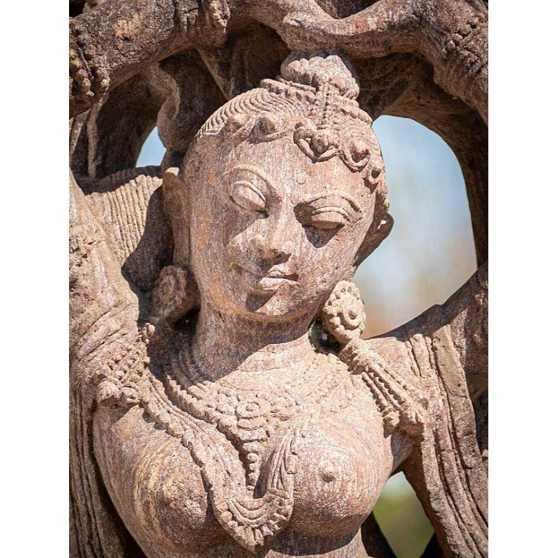 Apsara-Damenstatue aus altem Sandstein aus Indien (Indisch) im Angebot