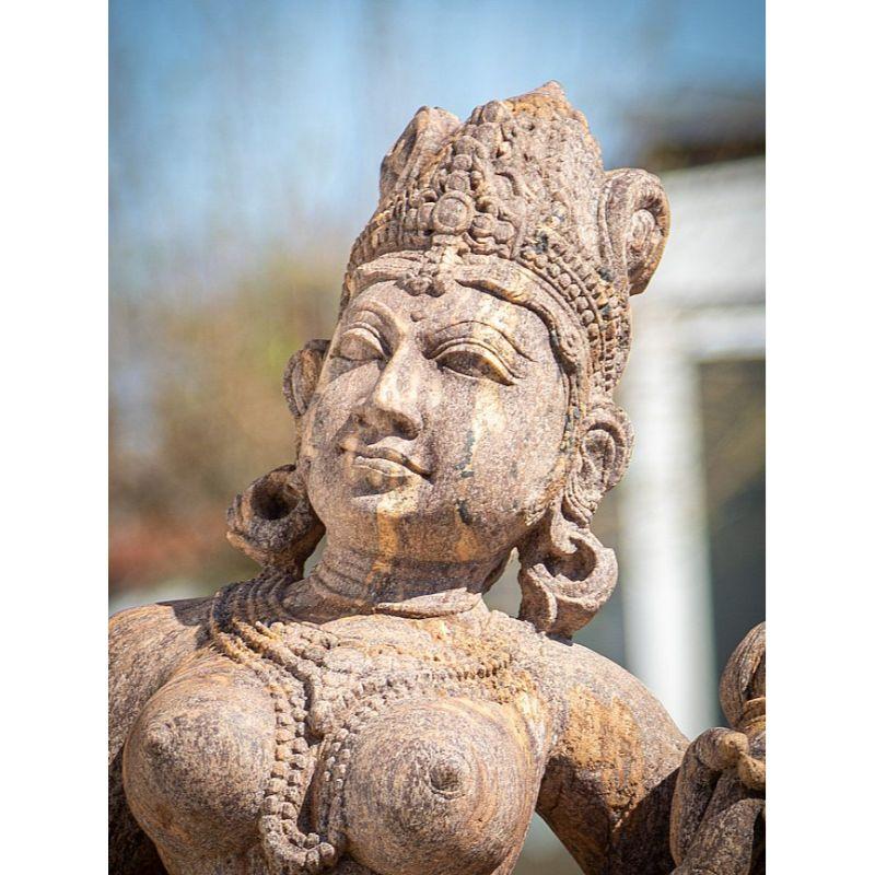 Alte Apsara-Damenstatue aus altem Sandstein aus Indien (Indisch) im Angebot