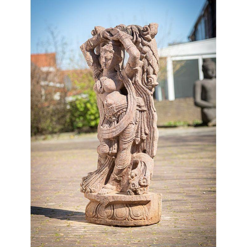 Apsara-Damenstatue aus altem Sandstein aus Indien im Zustand „Gut“ im Angebot in DEVENTER, NL