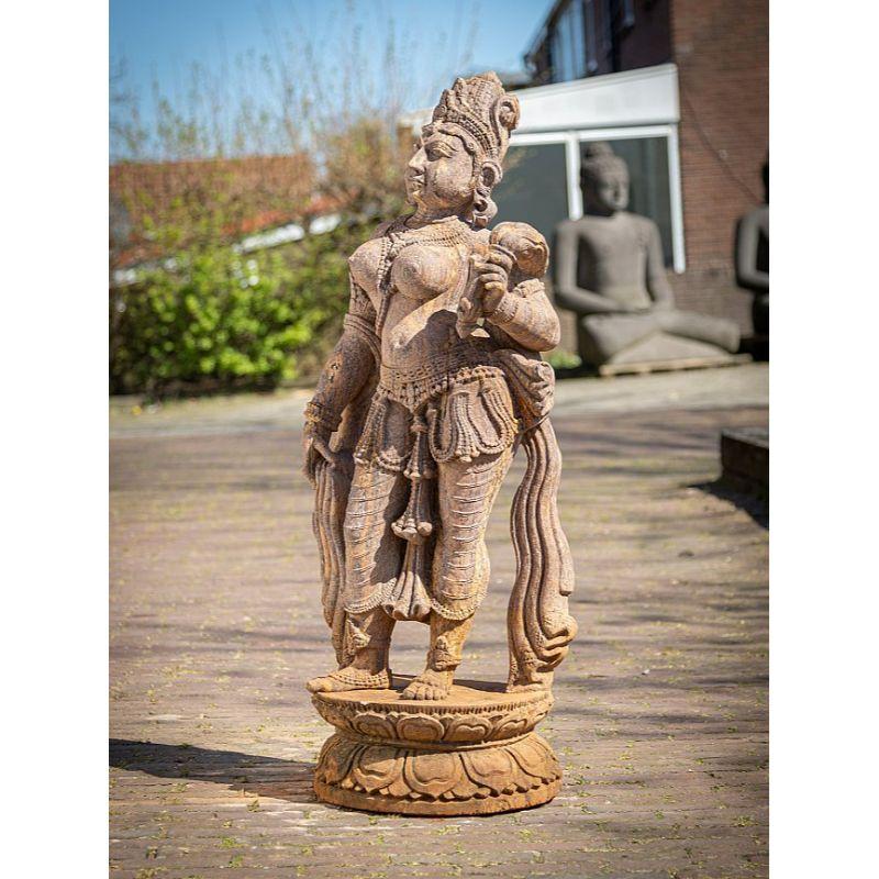 Alte Apsara-Damenstatue aus altem Sandstein aus Indien im Zustand „Gut“ im Angebot in DEVENTER, NL