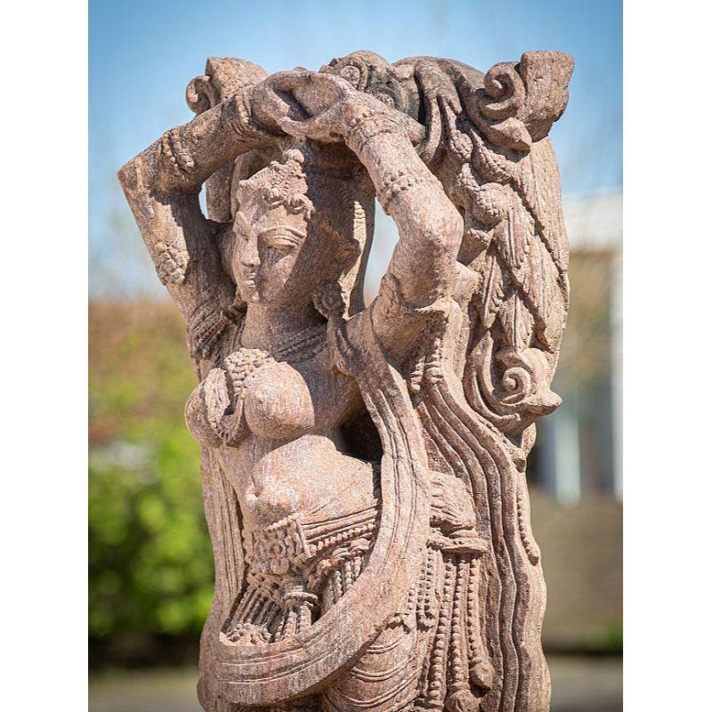 Apsara-Damenstatue aus altem Sandstein aus Indien (20. Jahrhundert) im Angebot