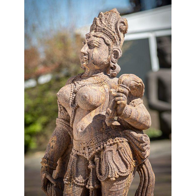 Alte Apsara-Damenstatue aus altem Sandstein aus Indien (20. Jahrhundert) im Angebot