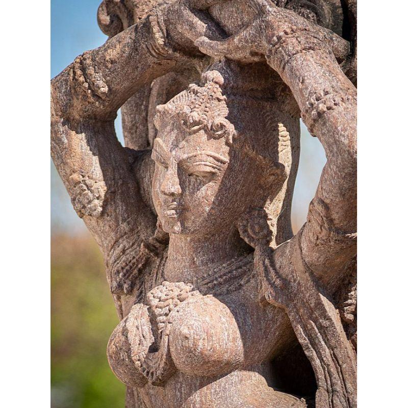 Apsara-Damenstatue aus altem Sandstein aus Indien (Holz) im Angebot