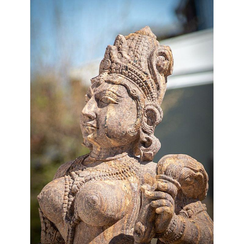 Alte Apsara-Damenstatue aus altem Sandstein aus Indien (Holz) im Angebot
