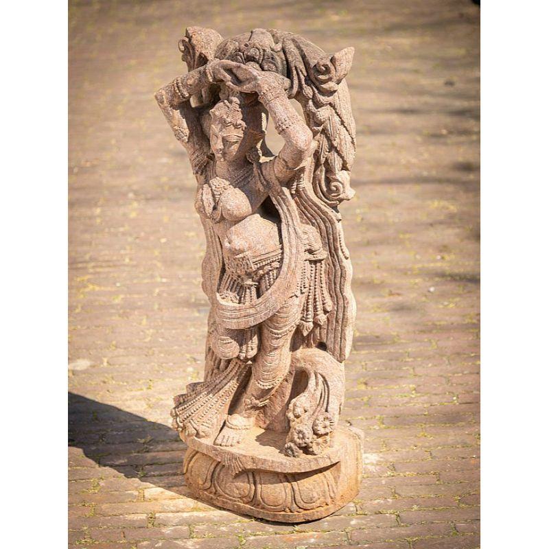 Apsara-Damenstatue aus altem Sandstein aus Indien im Angebot 1