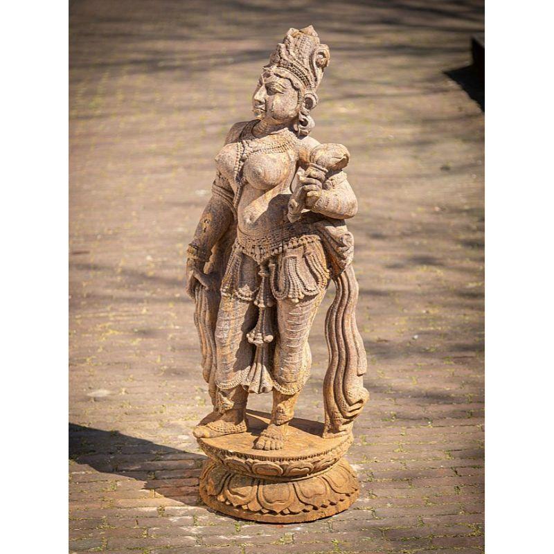 Old Sandstone Apsara Lady Statue from India In Good Condition For Sale In DEVENTER, NL